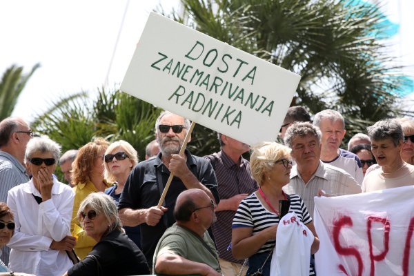 Prosvjed radnika Dalmacijavina uoči sjednice Vlade u Splitu