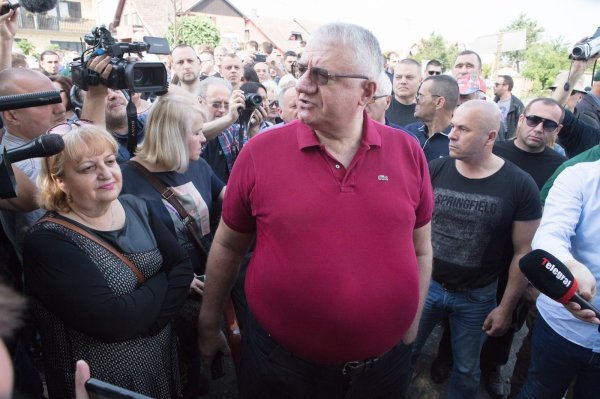 Šešelj zaustavljen na ulazu u Hrtkovce