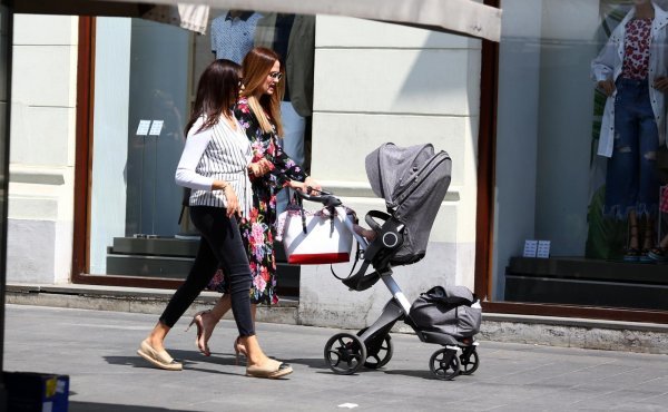 Maja Cvjetković s kćerkicom prošetala gradom