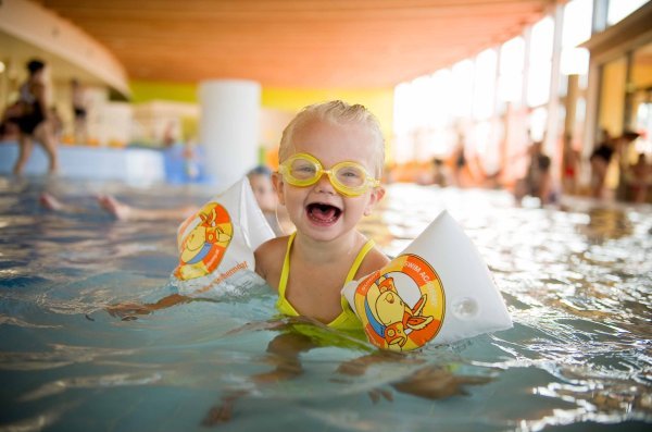 maedl-mit-schwimmbrille-sonnentherme-betriebsgesmbh