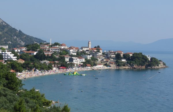 Gradac je turističko mjesto na makarskoj rivijeri od 1200 stanovnika.
