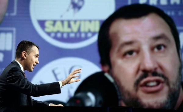 Luigi Di Maio drži govor pod budnim okom Salvinija