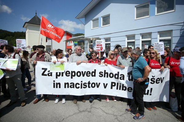 Prosvjed aktivista protiv komemoracije na Bleiburškom polju