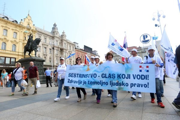 Medicinske sestre i tehničari svoj dan "slavili" u prosvjednoj povorci do Markovog trga