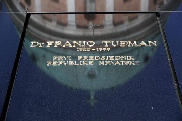 Položeni vijenci na grob dr. Franje Tuđmana povodom njegovog 96. rođendana