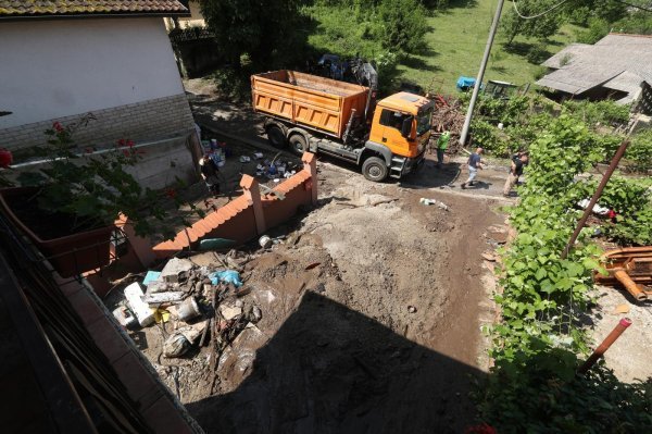 Bujica noćas nanijela velike količine blata u obiteljsku kuću Draženka Pintarića