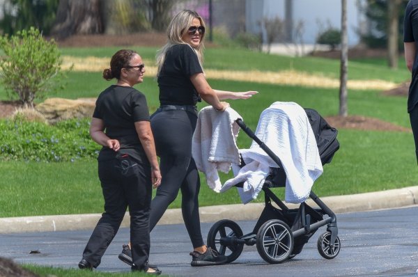Khloe Kardashian u šetnji s kćerkicom True Thompson