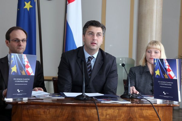 Zvonimir Frka Petešić, Andrej Plenković i Dubravka Vlašić Pleše 2011. u Zagrebu na predstavljanju publikacije 'Što donosi članstvo u EU'
