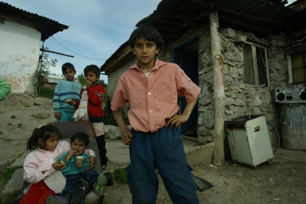 "Roditelji Roma bajaša u Međimurju masovno prodaju djevojčice za udaju i to čim navrše 15 godina pa i ranije, iako rijetko dođe do ozakonjenje te veze", rekao je Bunjac u saborskoj rasprav