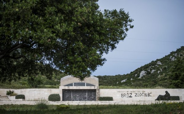 Vandali išarali Spomen kosturnicu borcima NOB-a