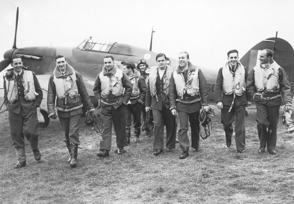 Ferić (krajnje lijevo) tijekom Bitke za Britaniju