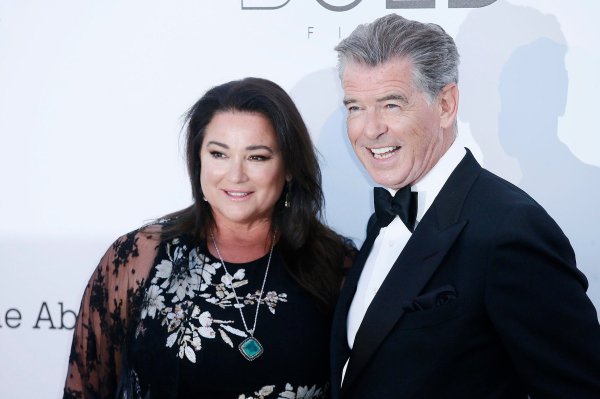 Pierce Brosnan i Kelly Shaye Smith