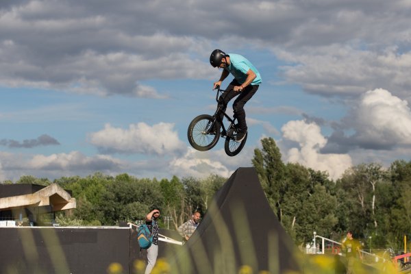 Igor Vukadinović prilikom treninga na osječkom skate parku