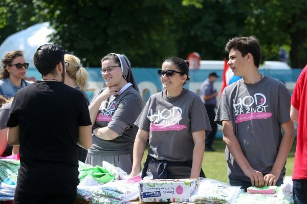 Na Trgu Franje Tuđmana okupljaju se sudionici inicijative "Hod za život, obitelj i Hrvatsku"