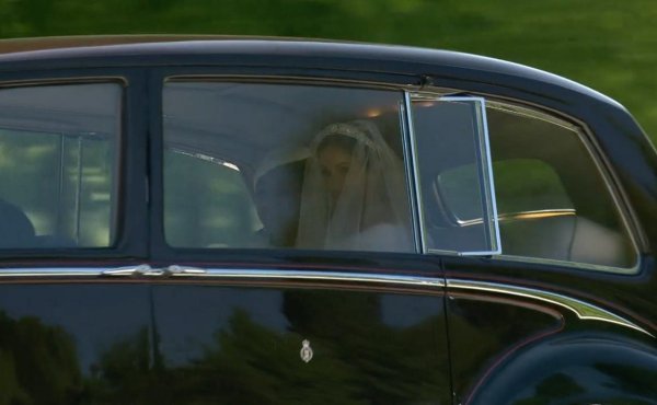 Meghan Markle dolazi u crkvu na vjenčanje s princem Harryjem