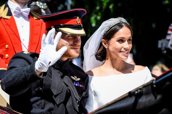 Princ Harry i Meghan Markle u kočiji se provozali po gradu