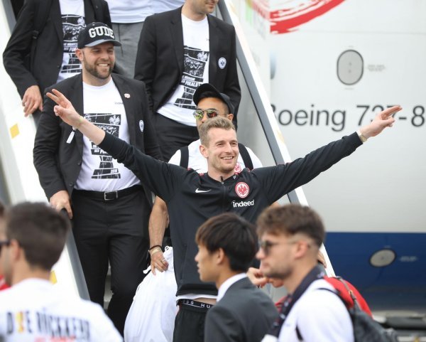 Niko Kovač pred prepunim trgom navijača podigao trofej njemačkog kupa