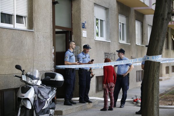 U Ružmarinskoj ulici 9 uslijed eksplozije na šestom katu zgrade izgorio je stan.