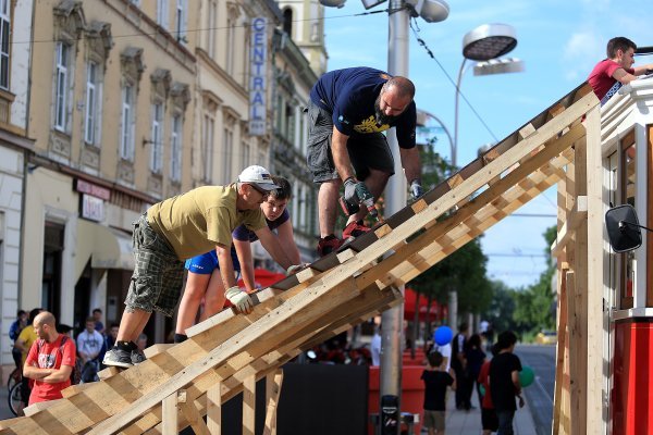 Profesionalni vozač BMX Igor Vukadinović Poky 2015. u Osijeku je preskočio tramvaj
