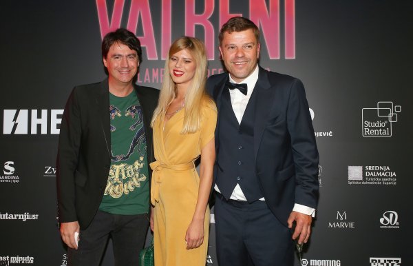 Boris je spremno pozirao s novom djevojkom i Miroslavom Blaževićem mlađim, producentom filma Vatreni