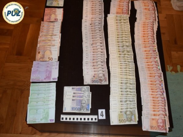 Predmeti pronađeni pri uhićenju serijskog razbojnika