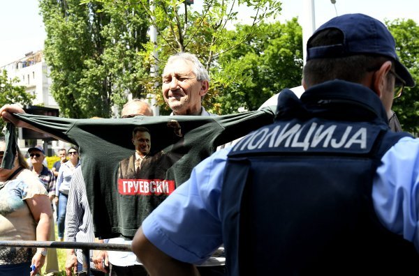 Građani koji pružaju podršku Gruevskom ispred Kaznenoga suda u Skoplju