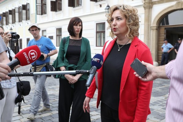 Konferencija za medije Sindikata hrvatskih učitelja ispred Banskih dvora