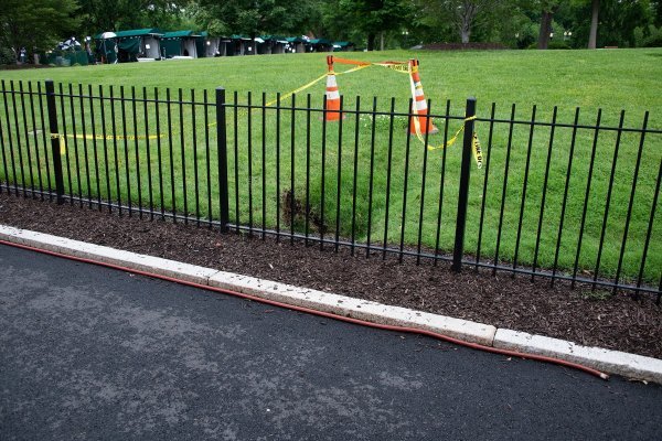 Vrtača na travnjaku Bijele kuće