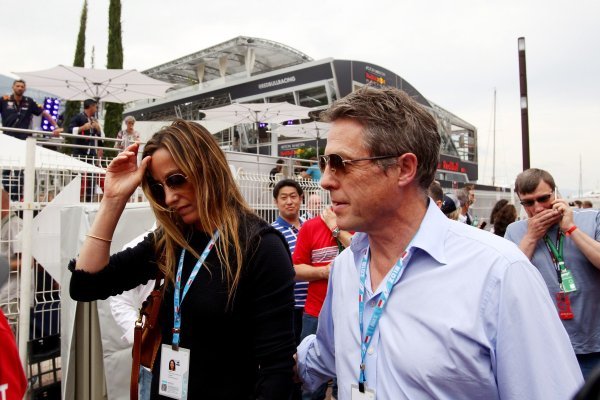 Hugh Grant i Anna Eberstein