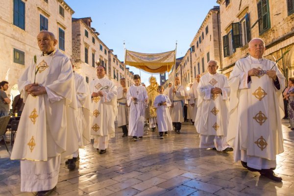 Procesija gradskim ulicama Dubrovnika  povodom Tijelova