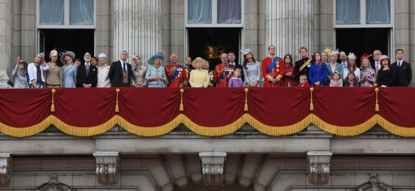 Britanska kraljevska obitelj na balkonu Buckinghamske palače