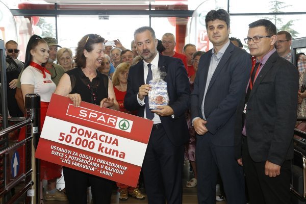 Elide Juričić, Helmut Fenzl, Valter Glavičić i Tomislav lešić prilikom dodjele donacije