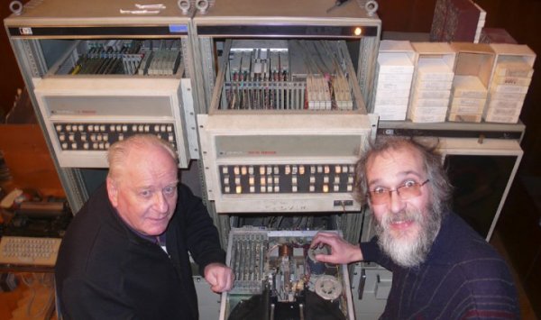 Branimir Makanec (lijevo) i Zorislav Šojat uz Hewlett-Packard 2000, puno godina nakon što je to računalo stiglo u Zagreb