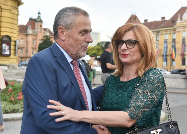 Gradonačelnik Milan Bandić i pročelnica za kulturu Ana Lederer ispred HNK koji je Lederer vodila u dva mandata