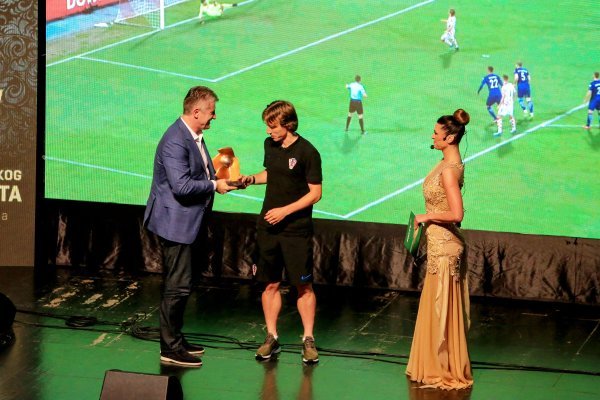 Davor Šuker daje nagradu najboljem hrvatskom nogometašu Luki Modriću