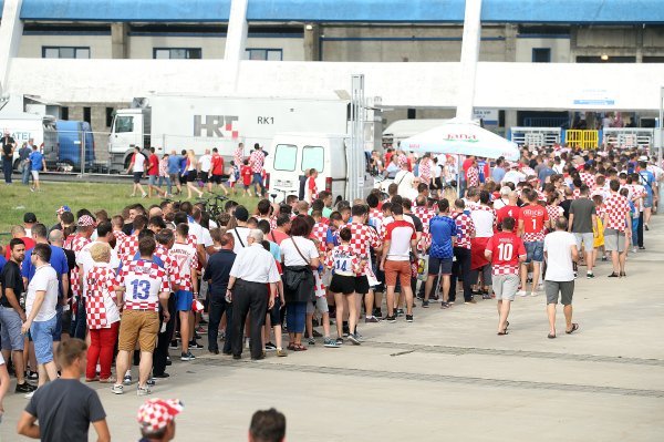Navijači  pristižu na utakmicu Hrvatska - Senegal