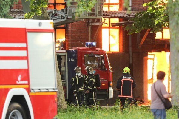 Vatrogasci se bore s velikim požarom u zgradi u Heinzelovoj ulici