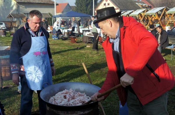 Majstor od čvaraka Bajo kaže da su unaprijed rasprodali količinu koju će istaliti na Čvarakfestu  