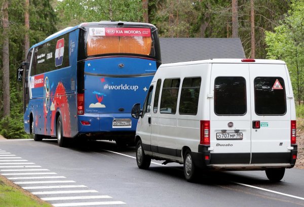 Navijači dočekali bus s hrvatskim nogometnim reprezentativcima