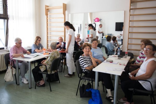 Multidisciplinarni program pomoću kojeg pacijenti uče kako se aktivno uključiti u liječenje