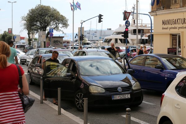 Neki od vozača zaustavili su svoja vozila zbog visokih cijena goriva i u Rijeci