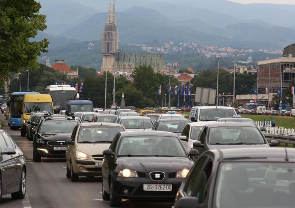 Kaos na zagrebačkim prometnicama zbog prosvjeda za smanjenje trošarina i povratak cijene gorive ispod 9 kuna.