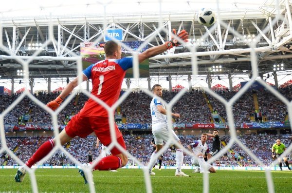 Halldorson prima pogodak