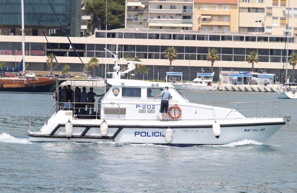 Mornari s turskog teretnog broda koji tone kod Jabuke prebačeni u Split