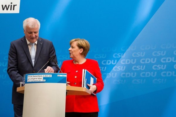 Horst Seehofer, predsjednik CSU-a i Angela Merkel kancelarka i predsjednica CDU-a