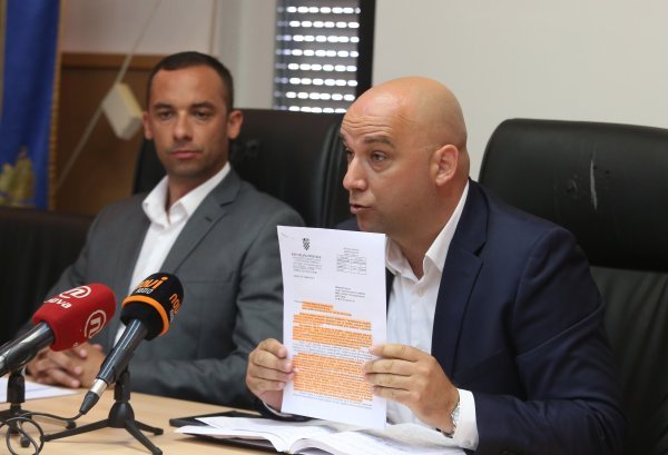 Načelnik Vira Kristijan Kapović na presici nakon izlaska iz pritvora