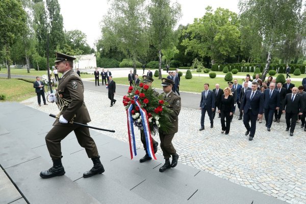 Predsjednica, premijer i predsjednik Sabora položili vijence na Mirogoju