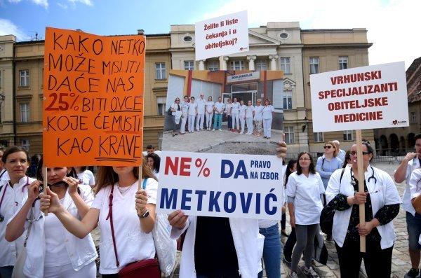 Prosvjed liječnika primarne zdravstvene zaštite u Trgu sv. Marka u Zagrebu