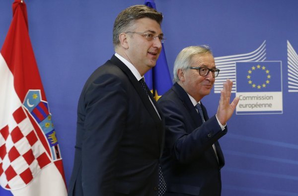 Zakon je nastao na osnovu preporuka Europske unije.Andrej Plenković i Jean-Claude Juncker