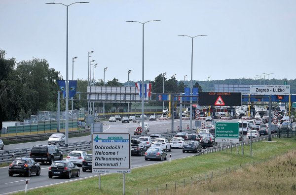 Zbog smjene turista stvaraju se kolone na naplatnim kućicama Lučko